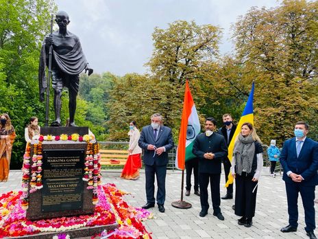 В Киеве открыли памятник Махатме Ганди