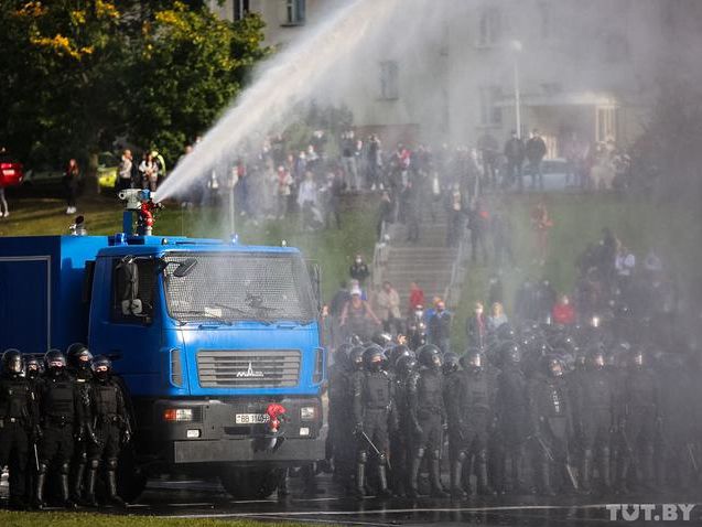 В Минске протестующие вывели из строя водомет, появилось видео