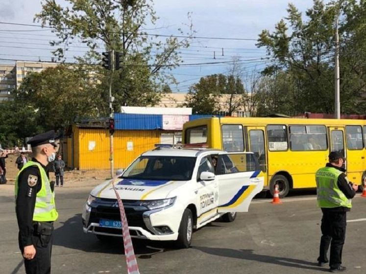 У Києві маршрутка збила трьох людей на пішохідному переході, є жертва – поліція