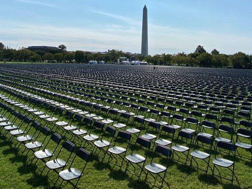 Возле Белого дома установили 20 тыс. стульев в память об умерших от COVID-19