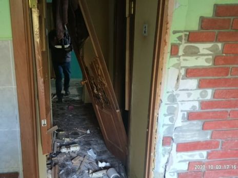 В результате взрыва повреждены окна, входная дверь и балкон квартиры
