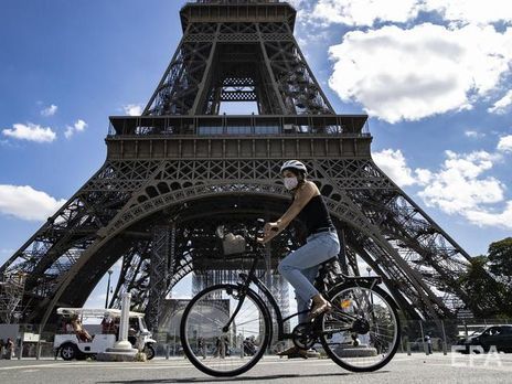 У Парижі через коронавірус запроваджують нові обмеження