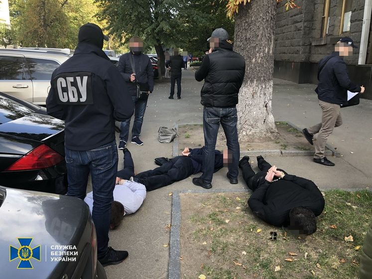 У Києві затримали чоловіків, які пропонували працевлаштування помічниками нардепів за $18 тис. – СБУ
