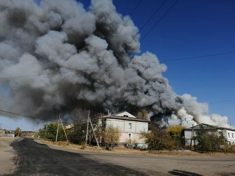 Нова пожежа в Луганській області. Пожежникам вдалося не допустити поширення вогню на електропідстанцію і магістральний газогін