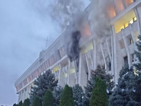 В столице Кыргызстана горел Белый дом, здание разгромлено