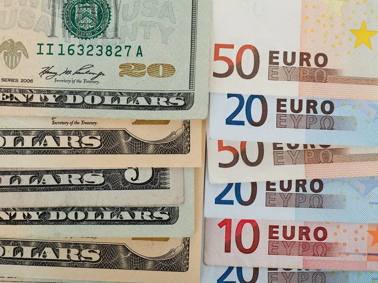 Гривна подешевела по отношению к евро и доллару