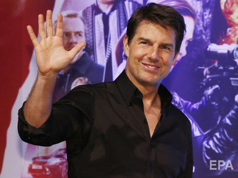 Поклонники сняли на телефон Круза на крыше движущегося поезда. Видео