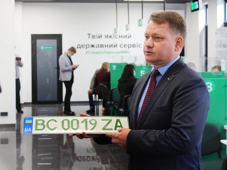 В Україні почали видавати зелені номерні знаки для електромобілів