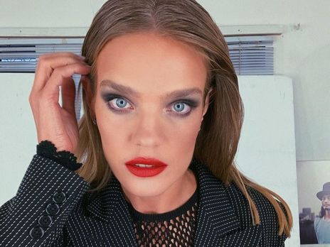 Водянова позировала в маске от Louis Vuitton