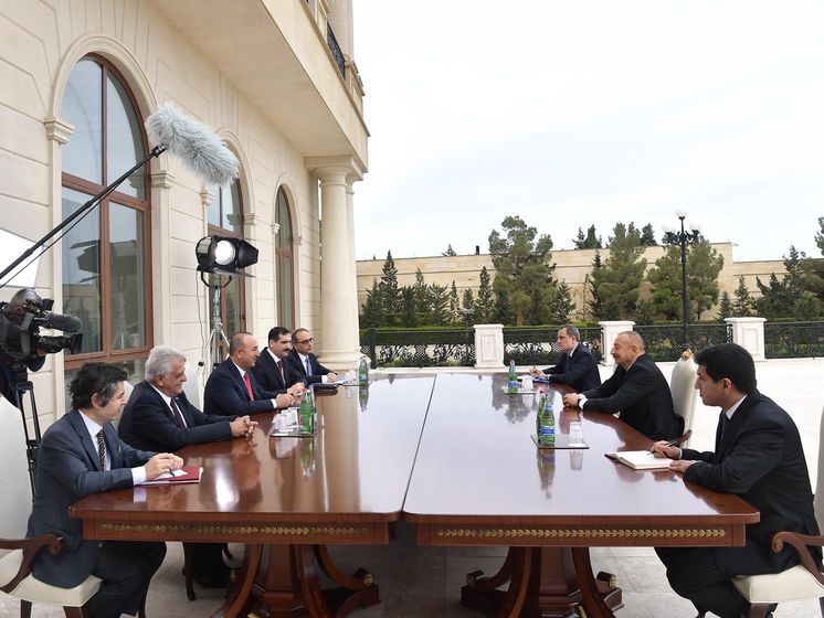 Глава МЗС Туреччини прибув до Баку підтримати Азербайджан у конфлікті з Вірменією