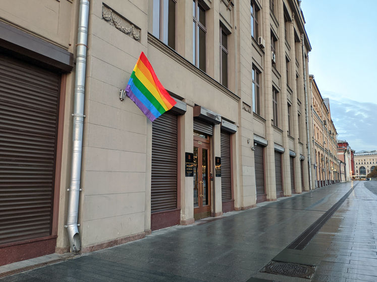 Участники Pussy Riot вывесили флаги ЛГБТ на зданиях ФСБ и администрации президента в день рождения Путина