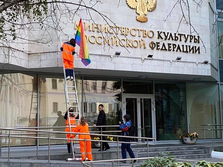 В Москве задержали участников Pussy Riot, вывесивших радужные флаги на зданиях ФСБ и администрации президента