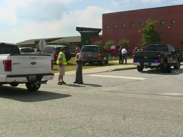 В США подросток застрелил отца и открыл огонь в начальной школе