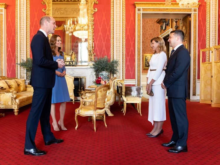 Встреча в Букингемском дворце. СМИ назвали стоимость нарядов Зеленской и герцогини Кембриджской 