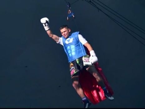 Беринчик прилетел на ринг в образе Супермена. Видео