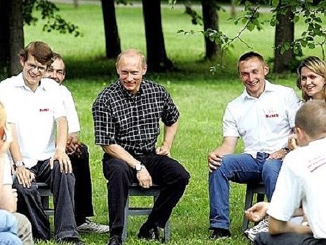 Президент РФ Владимир Путин на встрече с представителями движения "Наши". Июль 2005 года