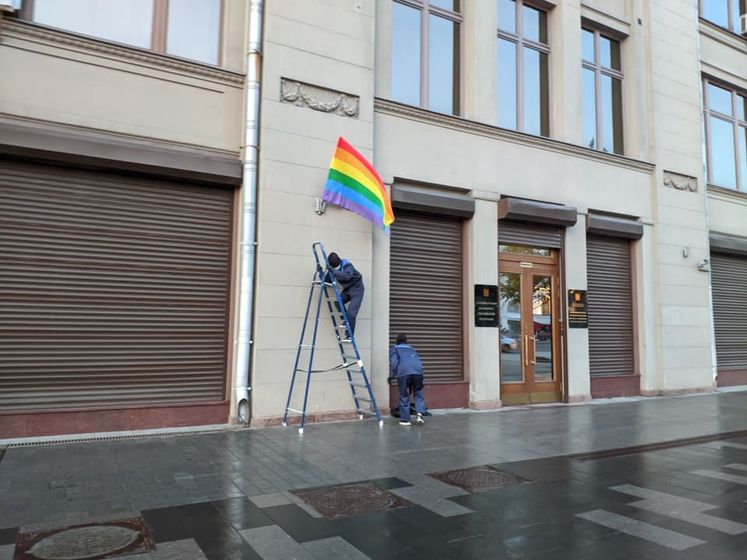 У Москві заарештували учасника Pussy Riot за ЛГБТ-прапори на адміністрації Путіна і ФСБ