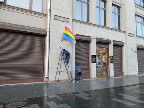 У Москві заарештували учасника Pussy Riot за ЛГБТ-прапори на адміністрації Путіна і ФСБ