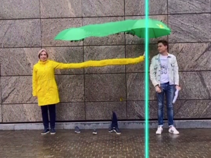 Новий ролик Верещук: кандидатка в мери "відростила" руку, щоб захистити киянина від дощу