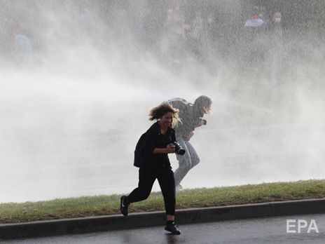 В Минске демонстранты забросали силовиков бутылками. Видео
