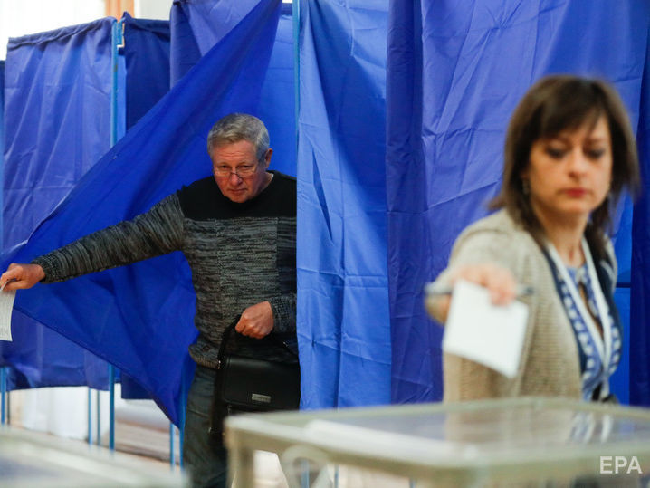 Добровольное голосование в палатках и 5 млн анкет. СМИ выяснили, как будет проходить всеукраинский опрос Зеленского