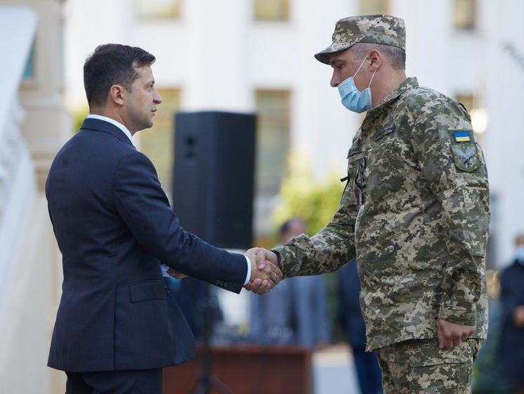 Зеленський поїхав на Донбас вручати нагороди військовим на передовій