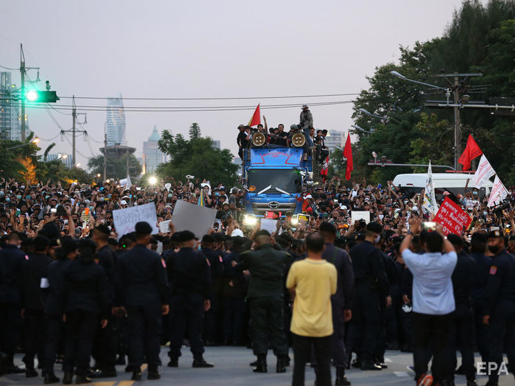 Демонстранты в Таиланде начали непрерывный трехсуточный митинг, чтобы вынудить премьера уйти в отставку