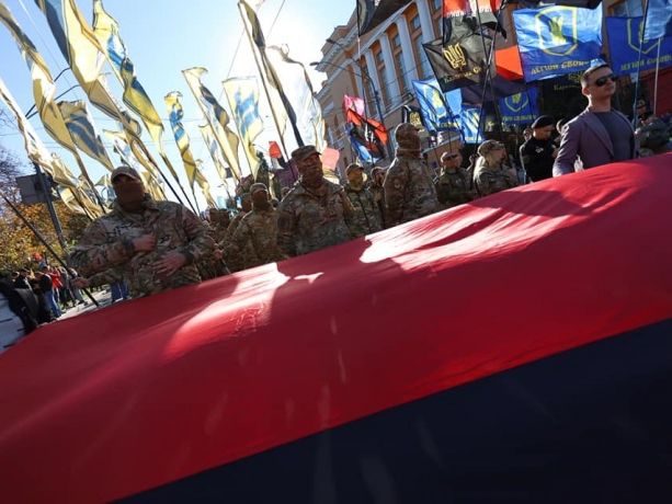 У Києві відбувся марш із нагоди Дня захисника України, закінчився він під Офісом президента