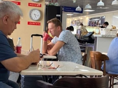 В чае, который пил Навальный в аэропорту, могли растворить ядовитый порошок