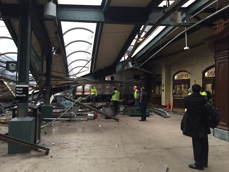 В Нью-Джерси поезд врезался в здание вокзала, более 100 человек пострадали