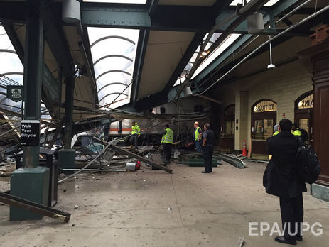 В Нью-Джерси поезд протаранил здание вокзала. Фоторепортаж