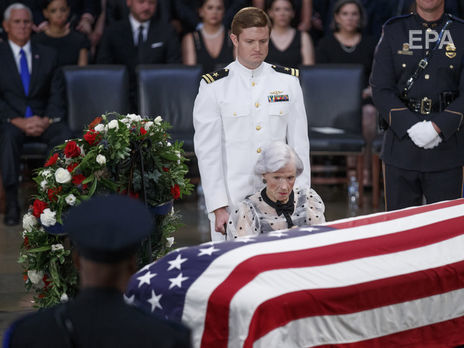 Мать сенатора Маккейна умерла в возрасте 108 лет