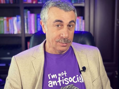 Комаровский в тельняшке празднует день рождения в море