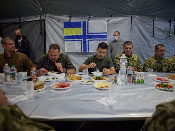 ЗМІ повідомили, що під час обіду Зеленського і Єрмака в Донецькій області військовим не дали тарілок. Глава ОПУ назвав це абсурдом