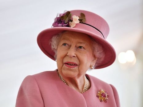 У рожевому пальті і капелюсі. 94-річна королева Єлизавета II вперше за час карантину відвідала офіційний захід
