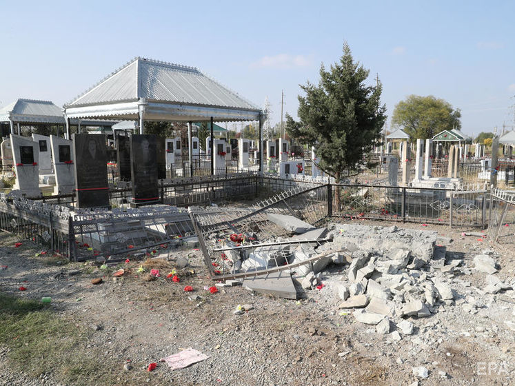 Азербайджан заявил об ударе по кладбищу, где проходили похороны