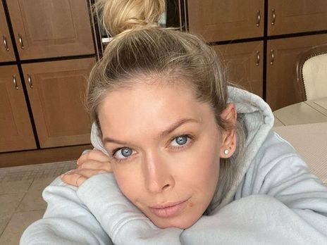 Брежнева показала фото из примерочной в боди