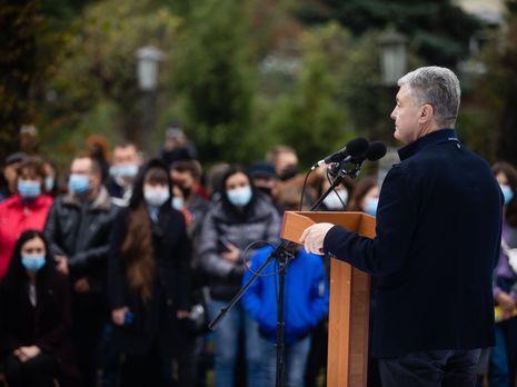 Порошенко: Як шапіто з артистами-недоучками не є високим мистецтвом, так і опитування від Зеленського не є демократією