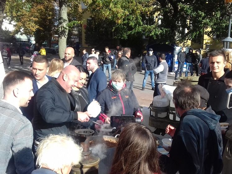 Узелков у Вінниці пригощав виборців кашею. Поліція відкрила кримінальне провадження