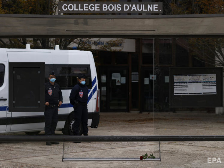 Убивство вчителя в передмісті Парижа. ЗМІ назвали ім'я підозрюваного