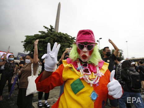 У Бангкоку тривають протести, їх учасники закликають прем'єра піти у відставку. Фоторепортаж
