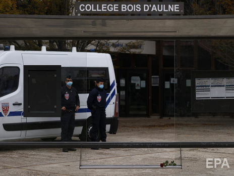Франція планує масштабне вислання екстремістів після вбивства професора історії – Reuters