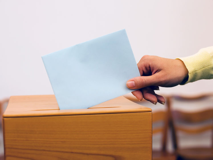 У Запорізькій області підліток викрав урну для голосування. Він хотів розводити в ній равликів