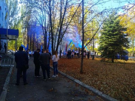 В Донецкой области активисты ОПЗЖ пикетировали суд с флагами 