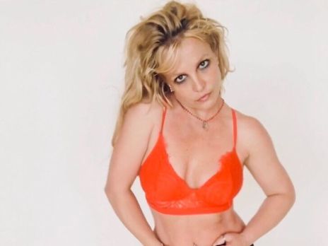 Спирс в микробикини поскользила руками по телу. Поклонники заявили, что ее накачали наркотиками