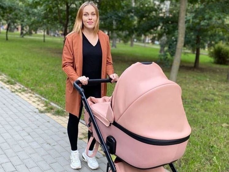 Alyosha во время прогулки в парке спела дочери колыбельную