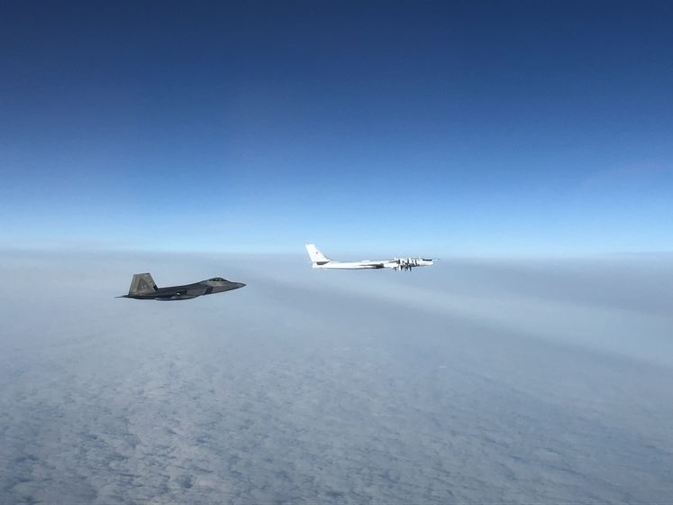Американские истребители F-22 перехватили два российских бомбардировщика в районе Аляски
