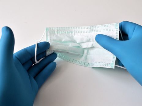 СМИ пишут, что полицейских в Туркменистане обязали штрафовать граждан за отсутствие масок. Официально COVID-19 в стране нет