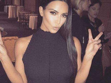 Кардашян вставила украшения в зубы