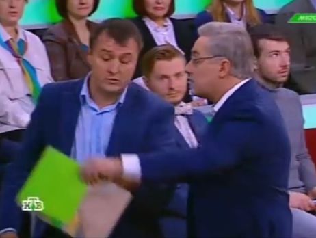Российский телеведущий выгнал из студии украинского блогера, уличившего его во лжи. Видео